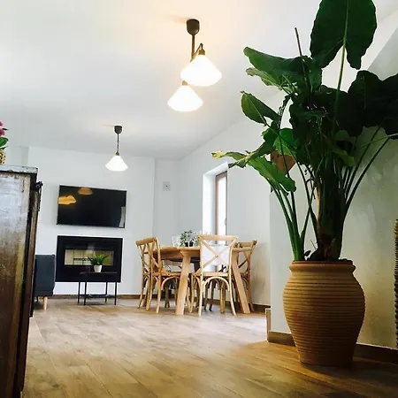 Monica Hotel *